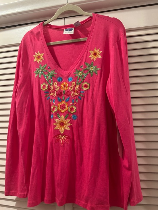 Tops - Beautiful embroidered V-neck top 1X hand washable